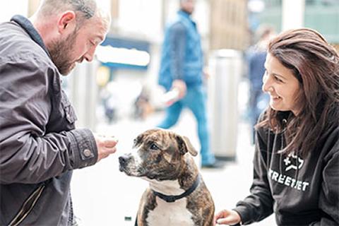 Jade Statt, co-founder of Street Vet, with a dog and its owner