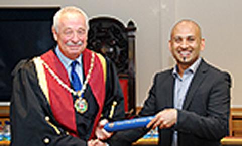 RCVS President, Dr Jerry Davies, congratulates Mr Ejaz Hameed, a newly-registered veterinary surgeon from Pakistan