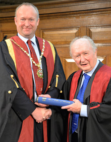 Des Thompson receives the RCVS Queen's Medal