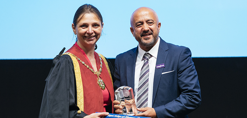 Amanda hands an RCVS International Award to Dr Abdul-Jalil Mohammadzai 