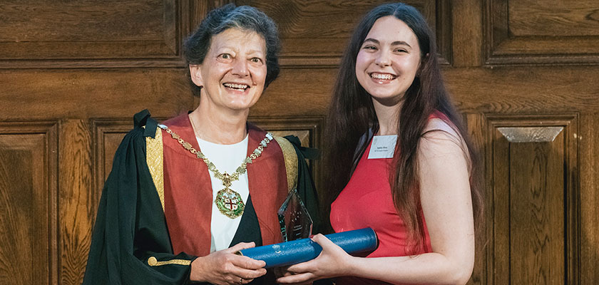 Melissa Donald presenting 2023 RCVS Student Community Award