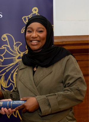 Maryam Umar receiving her scroll