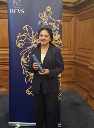 Zahra Mohammedi holding her scroll