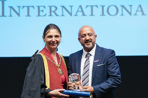 Amanda Boag gives the International Award to Dr Mohammadzai at Royal College Day 2019
